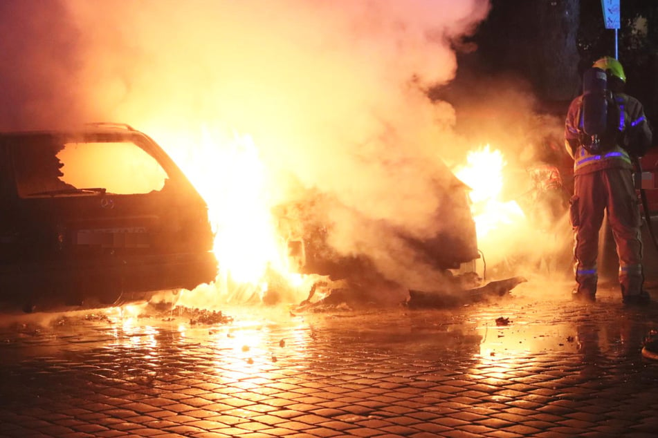 Berlin: Porsche schmilzt in Feuersbrunst: LKA ermittelt wegen Brandstiftung