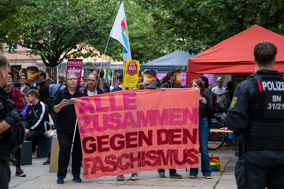 Bis zu 150 Teilnehmer demonstrierten hinter dem Rathaus gegen Yves Rahmel.