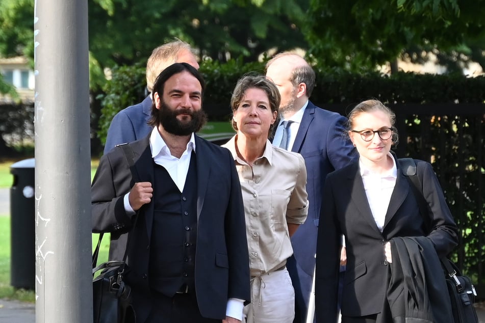 Christina Block (52, m.) kommt mit Ingo Bott (42), einer der Verteidiger von Block und Anwältin Paula Wlodarek (30, r.) zum Gerichtssaal während des Prozesses wegen mutmaßlicher Kindesentführung im Landgericht Hamburg an.
