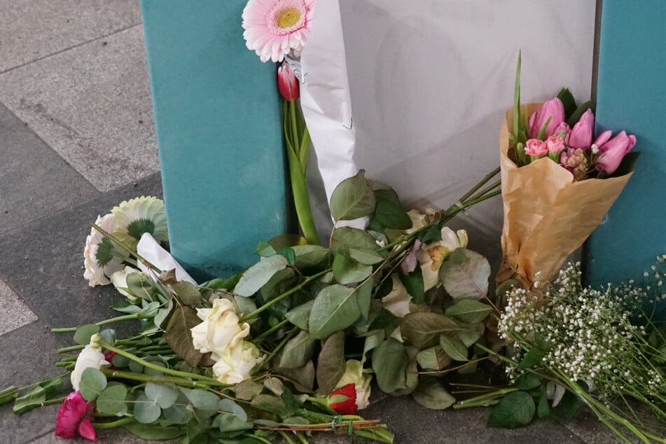 Frau (†18) vor U-Bahn gezogen: Trauerblumen von Gedenkstätte geklaut