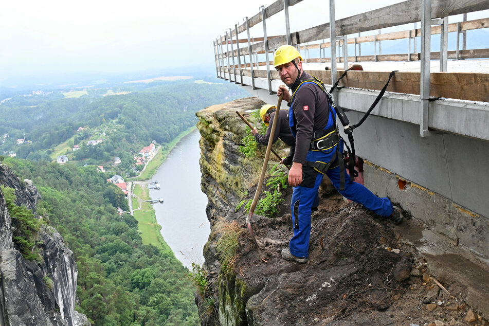 Baumaschinist Mirko Zimmermann (42) erledigt letzte Arbeiten unterhalb der Plattform.