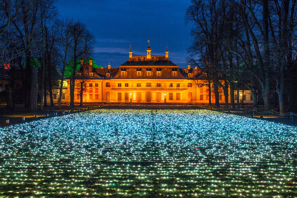 Das Pillnitzer Schloss wird in diesem Jahr wieder weihnachtlich illuminiert.