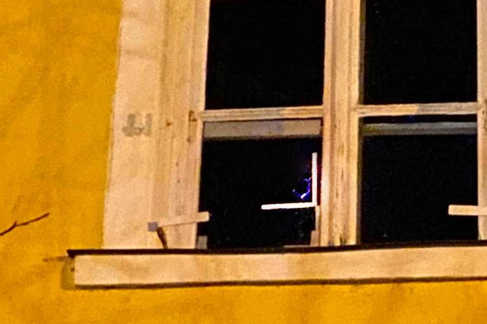 Im linken unteren Fensterabschnitt ist die Kugel eingeschlagen.