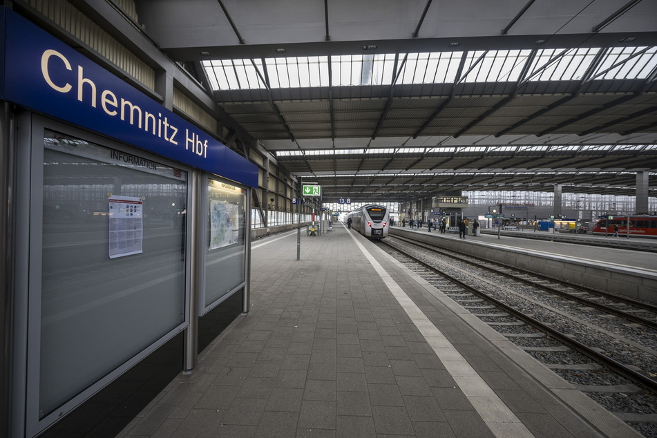 Im Chemnitzer Hauptbahnhof hält seit einem Jahr der IC. Schneller wird's wohl aber nicht.