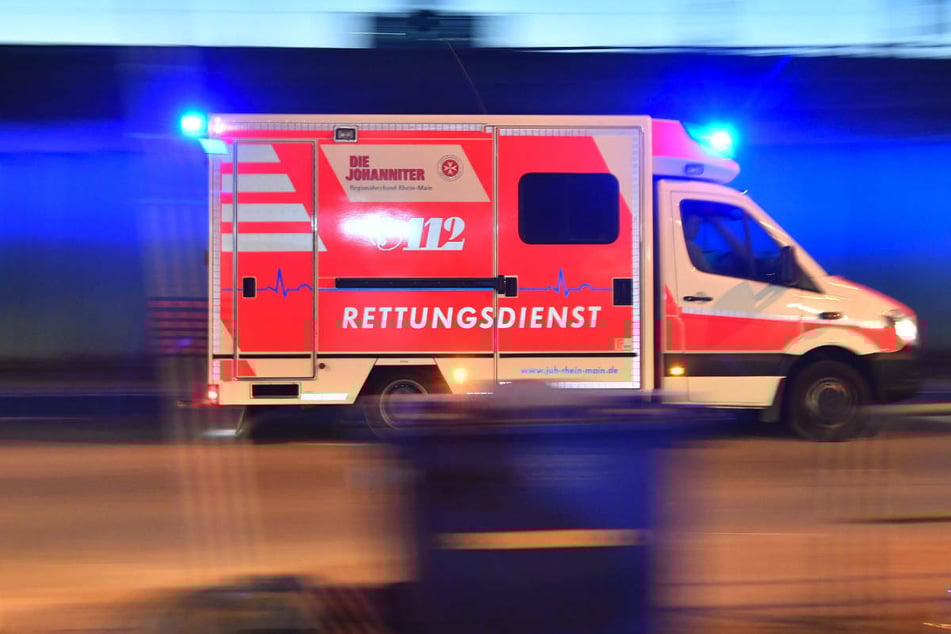 Die Rettungskräfte versorgten die 82-Jährige noch am Unfallort, konnten aber nicht mehr viel für sie tun. (Symbolfoto)