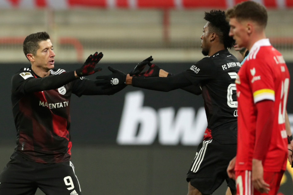 Bayerns Torjäger Robert Lewandowski (l.) und Kingsley Coman feiern den Treffer zum 1:1.