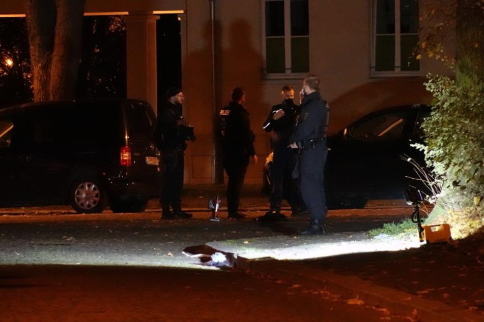 Unmittelbar nach der Bluttat sichern Polizisten den Tatort in Leipzig-Lindenau.