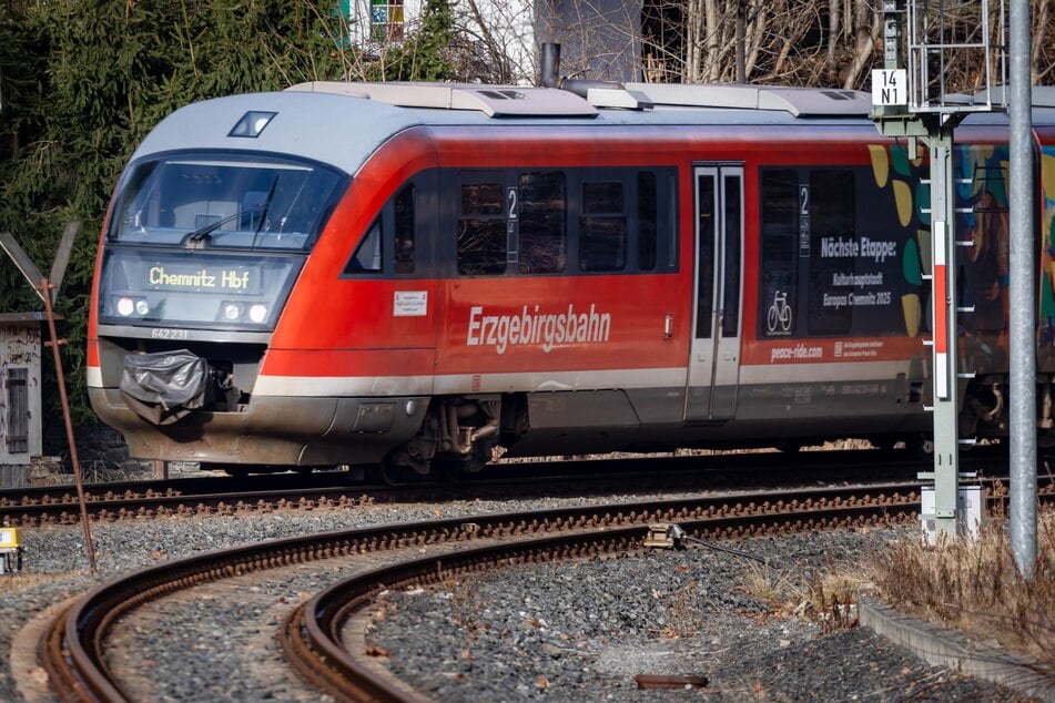 Ein Mann (26) verletzte in der Erzgebirgsbahn am Freitag gleich zwei Fahrgäste.
