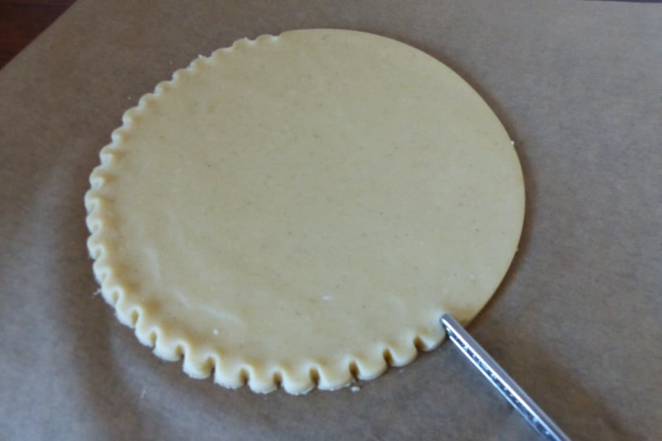 Der geriffelte Rand der Keksplatten entsteht, wenn Du den Teig z. B. mit der Rückseite eines Messers eindrückst.