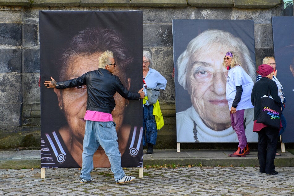 Der Fotograf Luigi Toscano (54) baute vor dem Magdeburger Dom eine Fotoausstellung von Holocaust-Überlebenden auf.