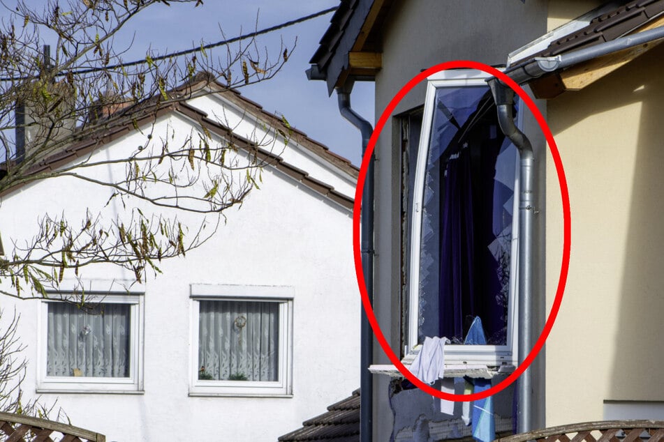 Ein Fenster des Hauses ist nach der Explosion zerstört.