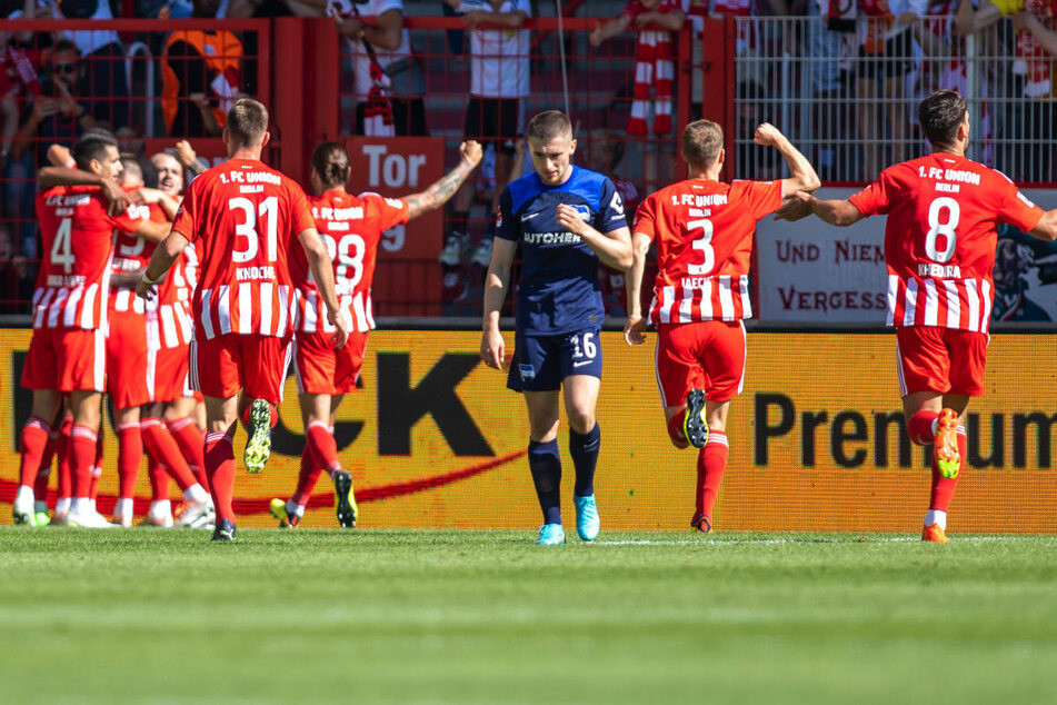 Die Union-Kicker feiern das 1:0 gegen Hertha BSC.