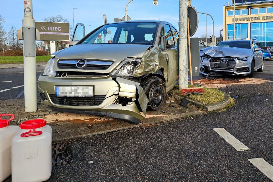 Crash in Zwickau: Audi und Opel krachen zusammen