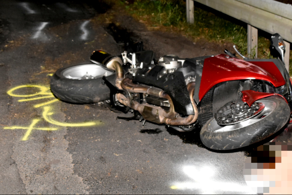 Horror-Unfall auf Landstraße! Motorradfahrer kracht gegen Leitplanke und stirbt