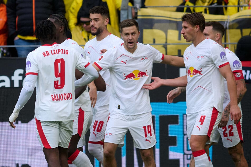 Das 1:0 geht auf die Kappe von Christoph Baumgartner (3.v.r.).