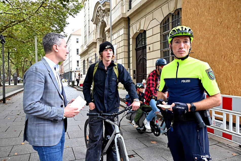 Baubürgermeister Stephan Kühn (45, Grüne) und Hauptkommissar Thomas Kiraly (49) stoppten Radler Ferdinand (17).