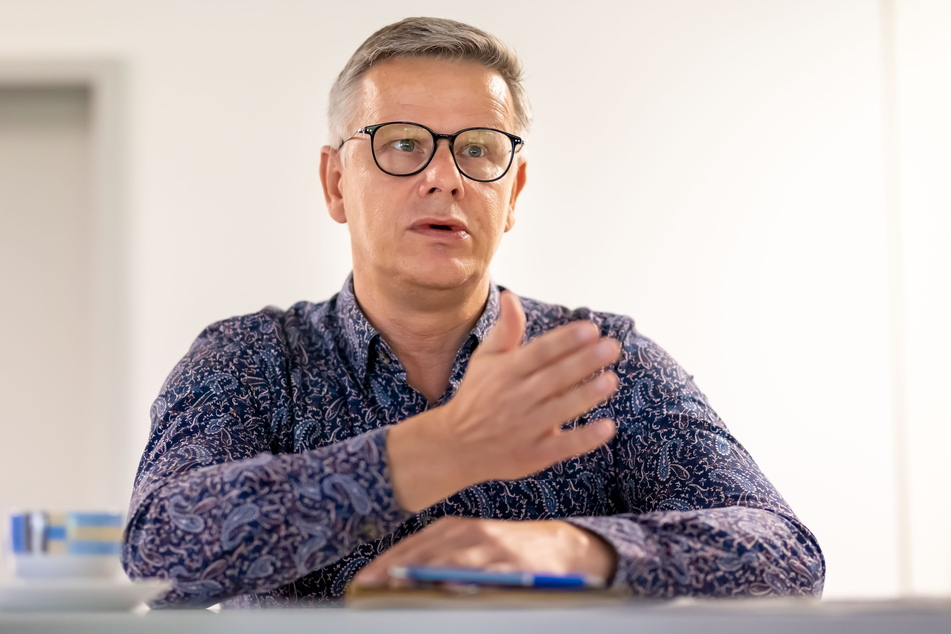 Matthias Nowak (52) setzt als Pressesprecher der Stadt Chemnitz auf Transparenz. Er ist sich bewusst: Der Umgang mit den Plattformen bringt Risiken in Bezug auf Datenschutz mit sich.