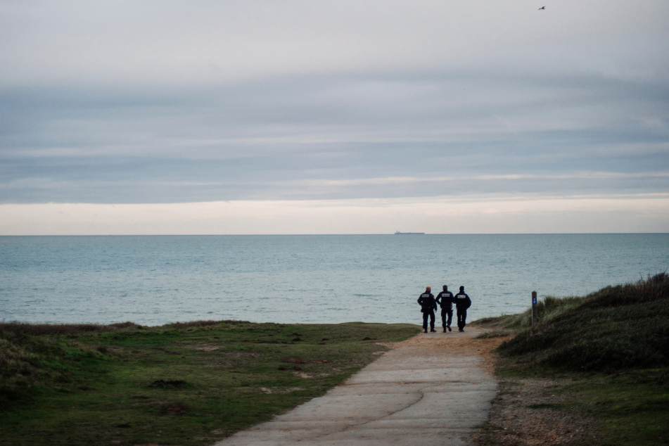 Französische Polizisten patrouillieren am Strand von Wimereux nahe Calais.