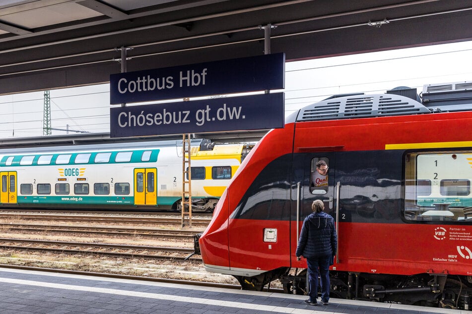 Als der RE2 am Samstagnachmittag in Cottbus einfuhr, hatte die Hannover-Horde bereits das Diebesgut von Energie-Fans erbeutet. (Symbolbild)
