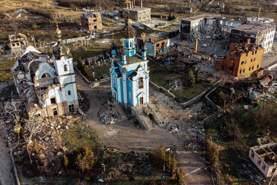 Die Schäden durch Putins Überfall sind verheerend. Es dauert wohl Jahre, bis alles wieder aufgebaut werden kann. Die Weltbank könnte der Ukraine mit günstigen Krediten helfen.