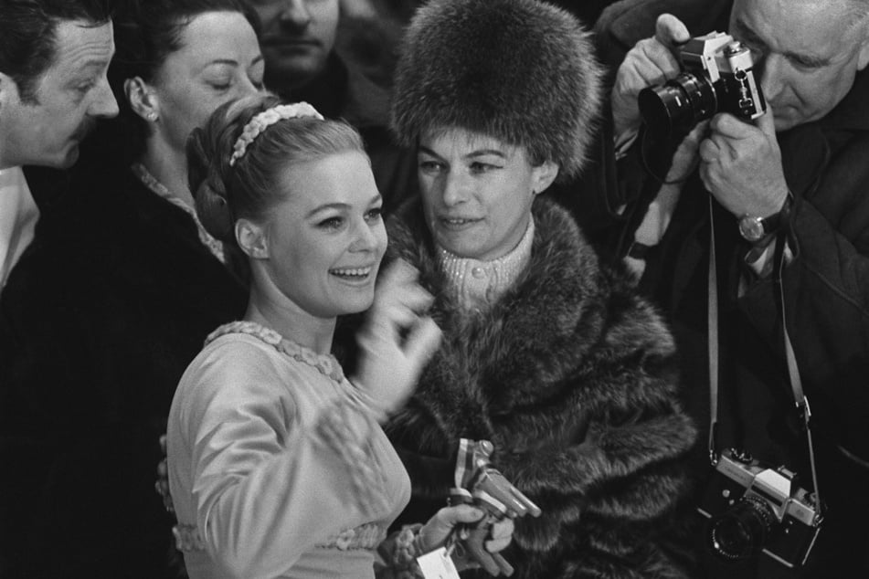 Eiskunstläuferin Gaby Seyfert (damals 21, l.) mit Mutter und Trainerin Jutta Müller (1928-2023, r.) bei der EM 1969 in Garmisch-Partenkirchen.