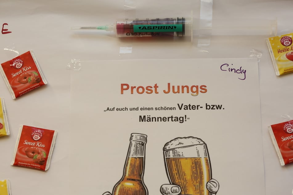 In Sachsen-Anhalt wurde auch am Feiertag geimpft: Im Quedlinburger Impfzentrum gab es zum Vatertag eine Grußbotschaft für die männlichen Mitarbeiter.