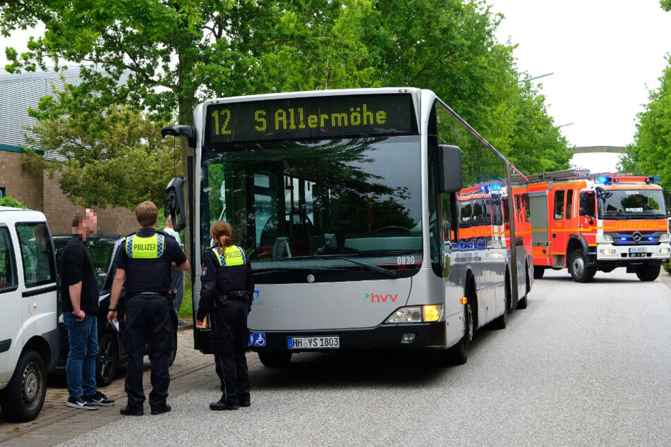 Am Mittwoch hat ein Bus in Hamburg ein geparktes Wohnmobil gerammt. Drei Fahrgäste wurden dabei verletzt.