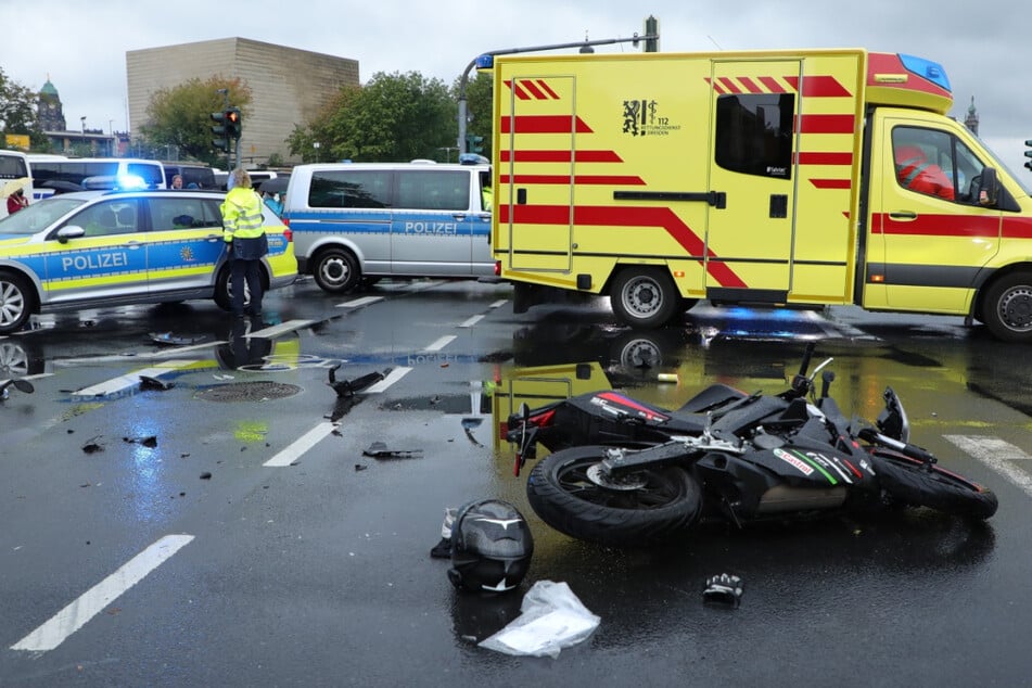 VW Golf stößt am Terrassenufer mit Motorrad zusammen: Zwei Frauen verletzt