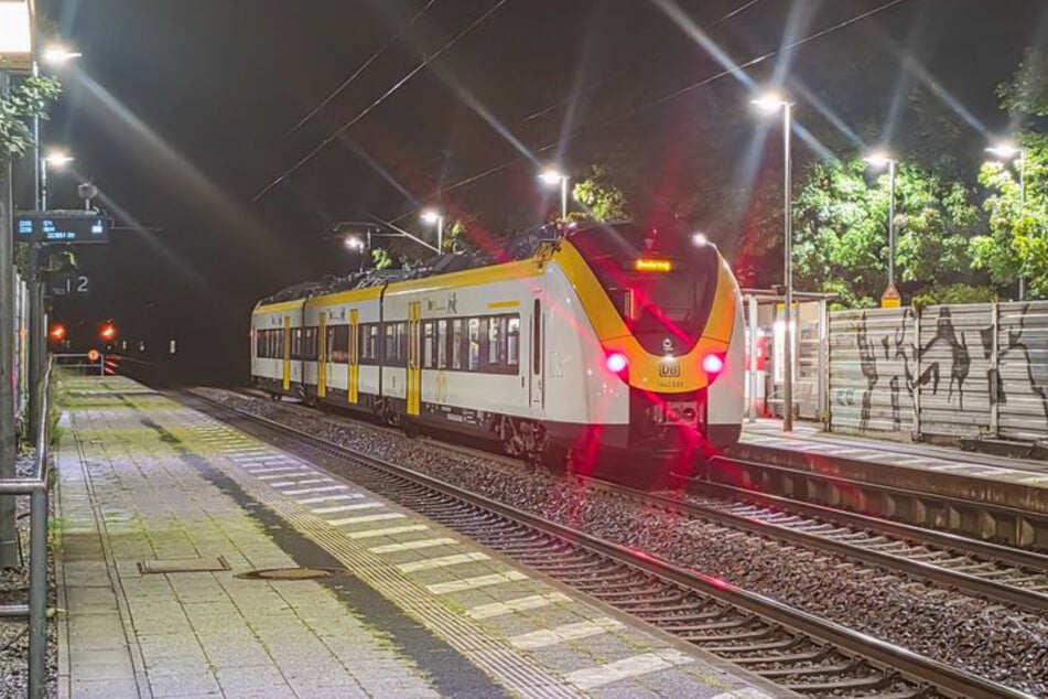Warum sich die Tür der Bahn öffnete, ist bislang noch unklar.