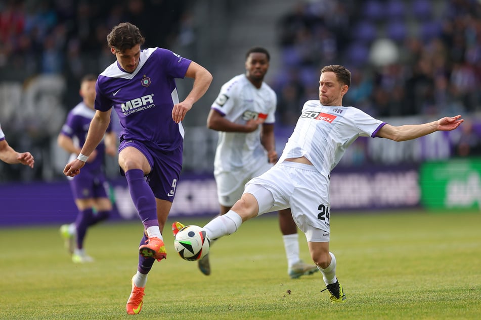 Ricky Bornschein (Aue) und Jannik Müller (Osnabrück) kämpfen um den Ball.