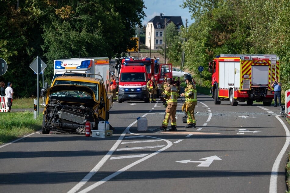 Der Fahrer des Transporters wurde schwer verletzt per Hubschrauber ins Krankenhaus gebracht.
