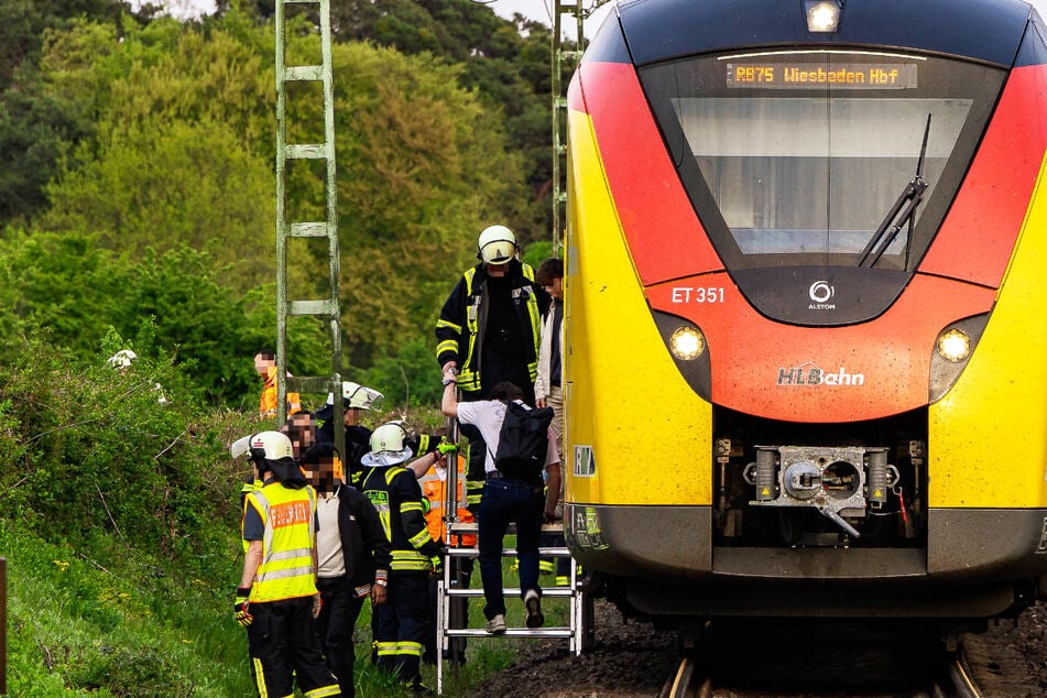 Etwa 130 Menschen mussten am Freitag in Südhessen aus einer blockierten Regionalbahn evakuiert werden.