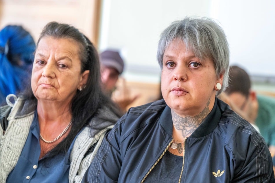 Sandra R. (37, r.) mit ihrer Mutter Kerstin (62). Sandra verlor ihre Schwester Melanie (†42) bei dem Unfall.