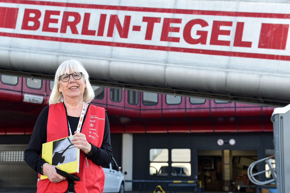 Regina Kneiding (68) ist eine der guten Seelen im Ankunftszentrum von Tegel. Mit vollem Einsatz koordiniert sie all die Anfragen, die täglich auf die Helfer einprasseln.