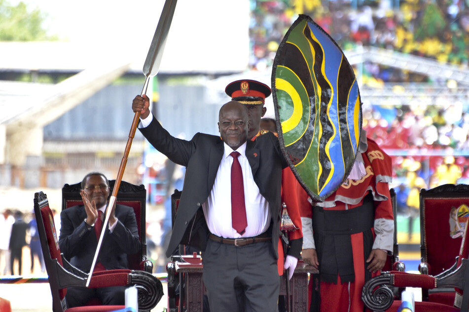 Magufuli hält einen Speer und Schild, um den Beginn seiner Präsidentschaft zu kennzeichnen (Archivbild).