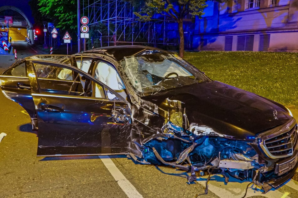 Der Mercedes wurde stark demoliert.