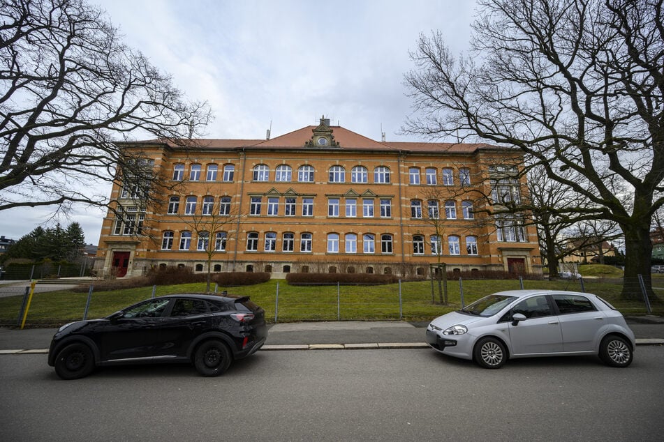 Die Zwickauer Schillerschule war 2012 in das Gebäude an der Uthmannstraße gezogen. Ab dem neuen Schuljahr soll sie "Gert-Fröbe-Schule" heißen.