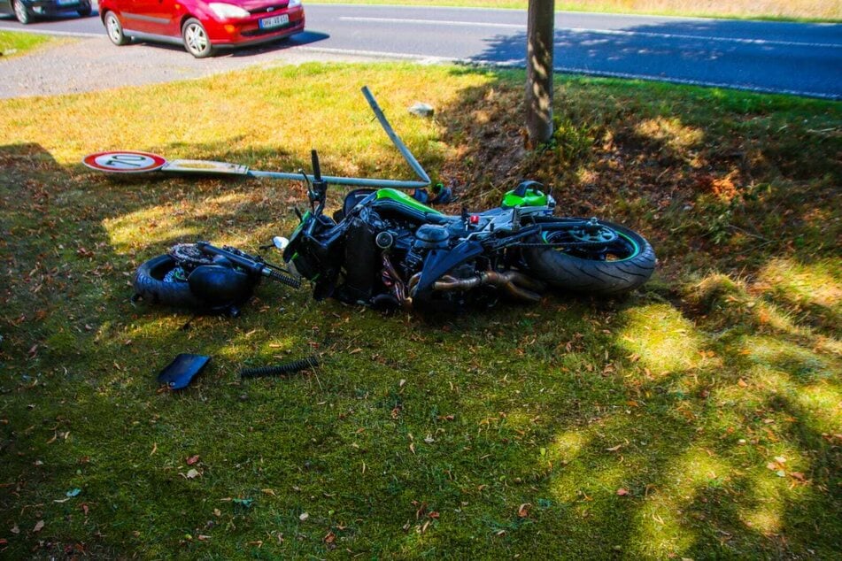 Der Biker wurde offenbar schwer verletzt, sein Krad in zwei Teile gerissen.