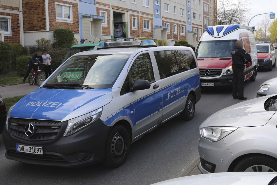 Polizei und Rettungsdienst waren am Sonntag in Rostock im Großeinsatz.