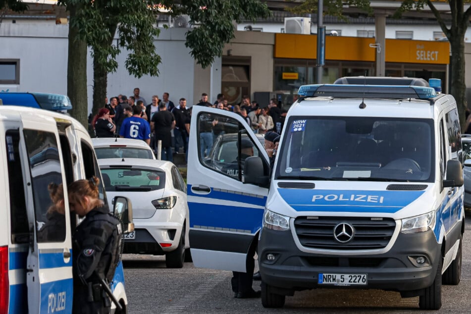 Fliegende Flaschen und zwei verletzte Polizisten: Angriff auf Drittliga-Teambus!
