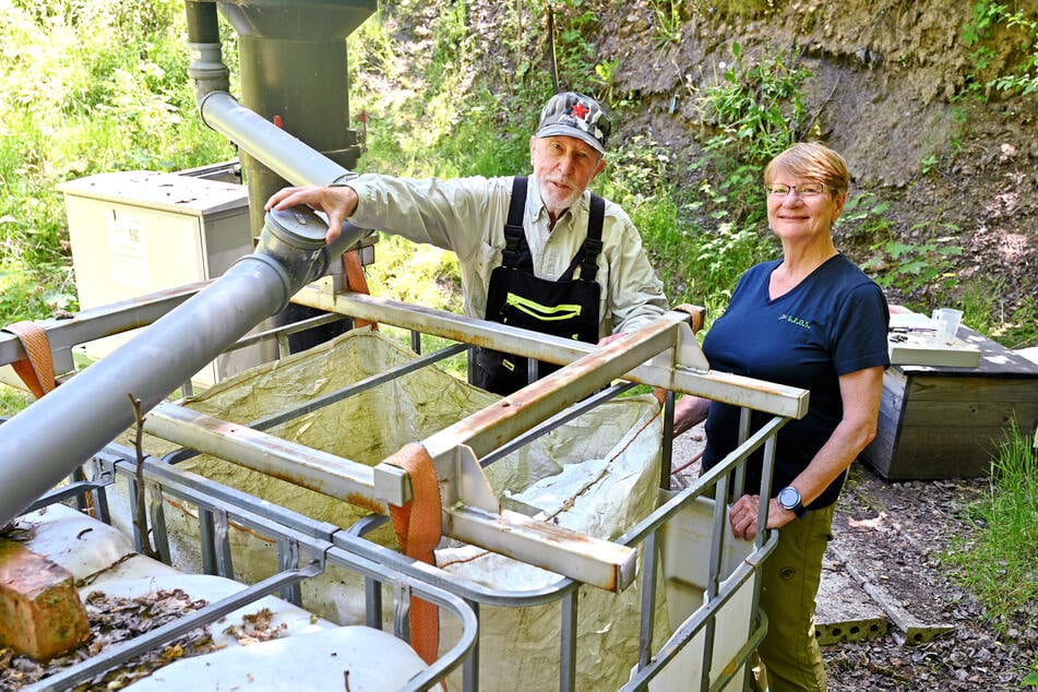 Es stinkt faulig, also funktioniert's: Dr. Jana Pinka und Dr. Eberhardt Janneck stehen am ersten Reinigungsbehälter mit dem Kalksteinfilter.