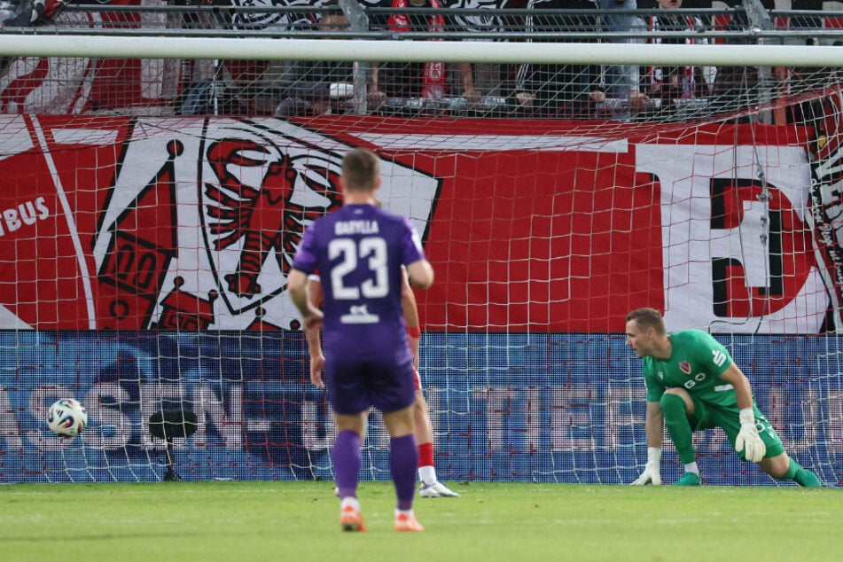 Torschüsse gibt es von den Veilchen - jedoch selten so erfolgreich wie bei Julian Guttau (25) in der 15. Minute gegen Cottbus.