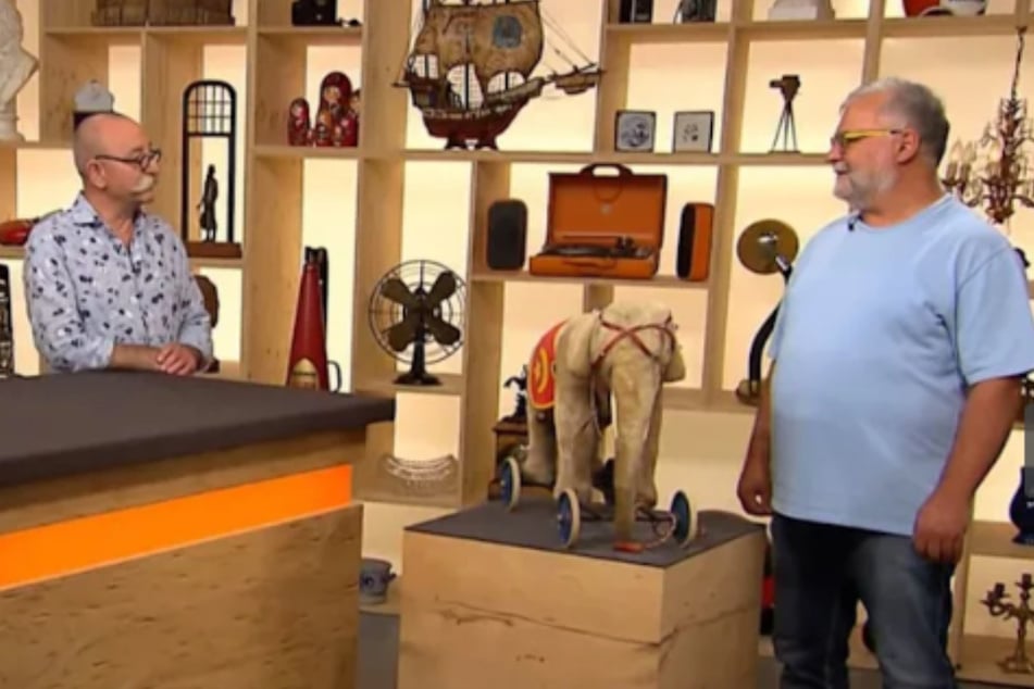Maschinenbauingenieur Paul Hafner (r.) aus Neresheim (Baden-Württemberg) ist im Auftrag eines Freundes zu "Bares für Rares" gekommen.