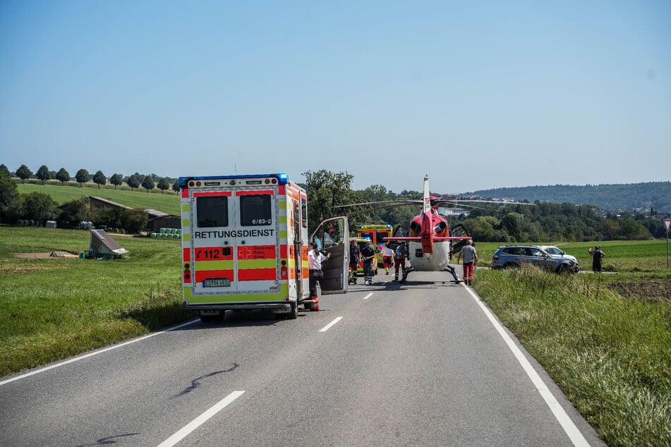 Unter dem großen Rettungsaufgebot befand sich auch ein Hubschrauber im Einsatz.