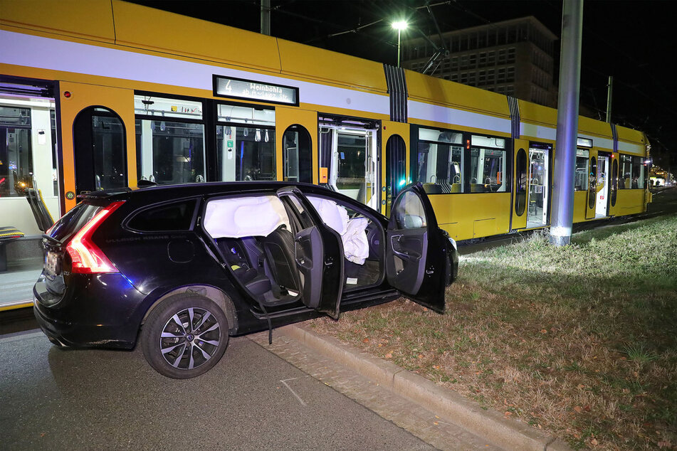 Die DVB-Straßenbahn der Linie 4 gelangte nicht unbeschadet über den Pirnaischen Platz.