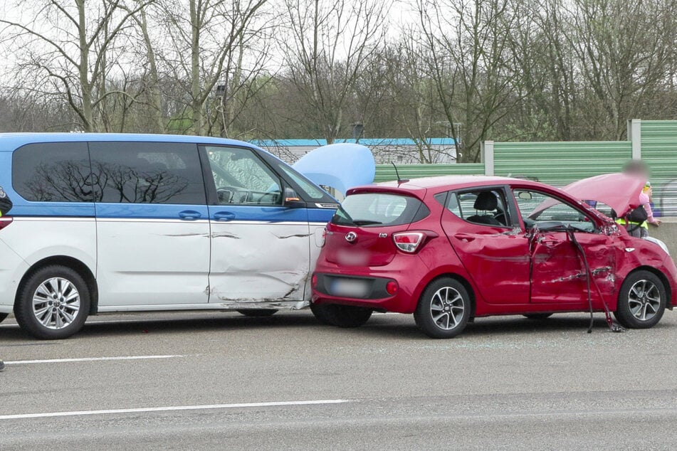 Bei dem Unfall auf der A3 am Kreuz Hilden wurden drei Autos und ein Lastwagen beschädigt.