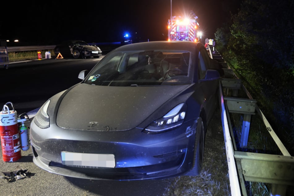 Neben dem Porsche wurde auch dieser Tesla, dessen Fahrer für den Unfall verantwortlich war, beschädigt.