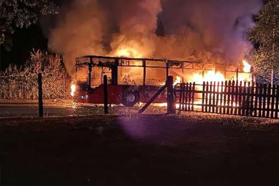 Bus brennt lichterloh: 30 Menschen retten sich aus den Flammen