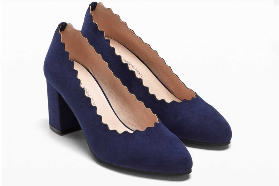 Die marineblauen Pumps von Bonprix bezaubern mit extravaganten Wellendetails.