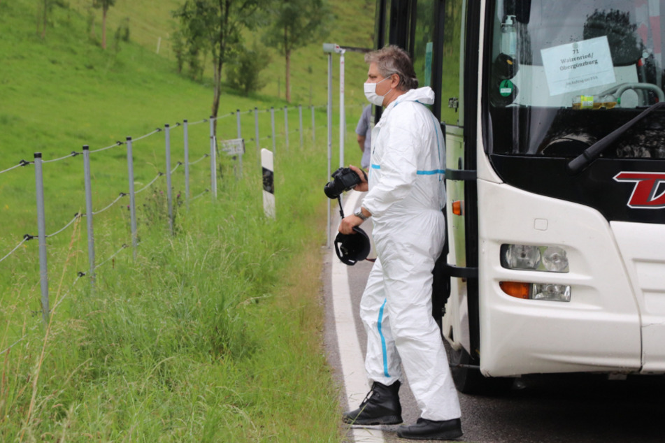 Ein Mitarbeiter der Spurensicherung steigt aus dem Linienbus, in dem die Gräueltat verübt wurde.